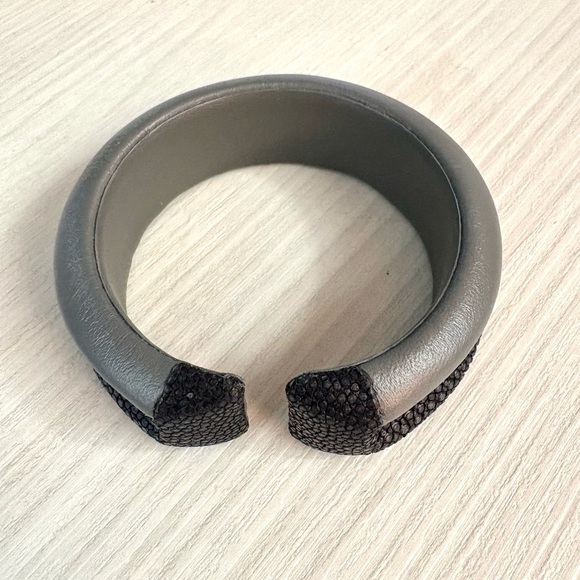 Vivo Midnight Black Textured Bracelet - Picture 3 of 5